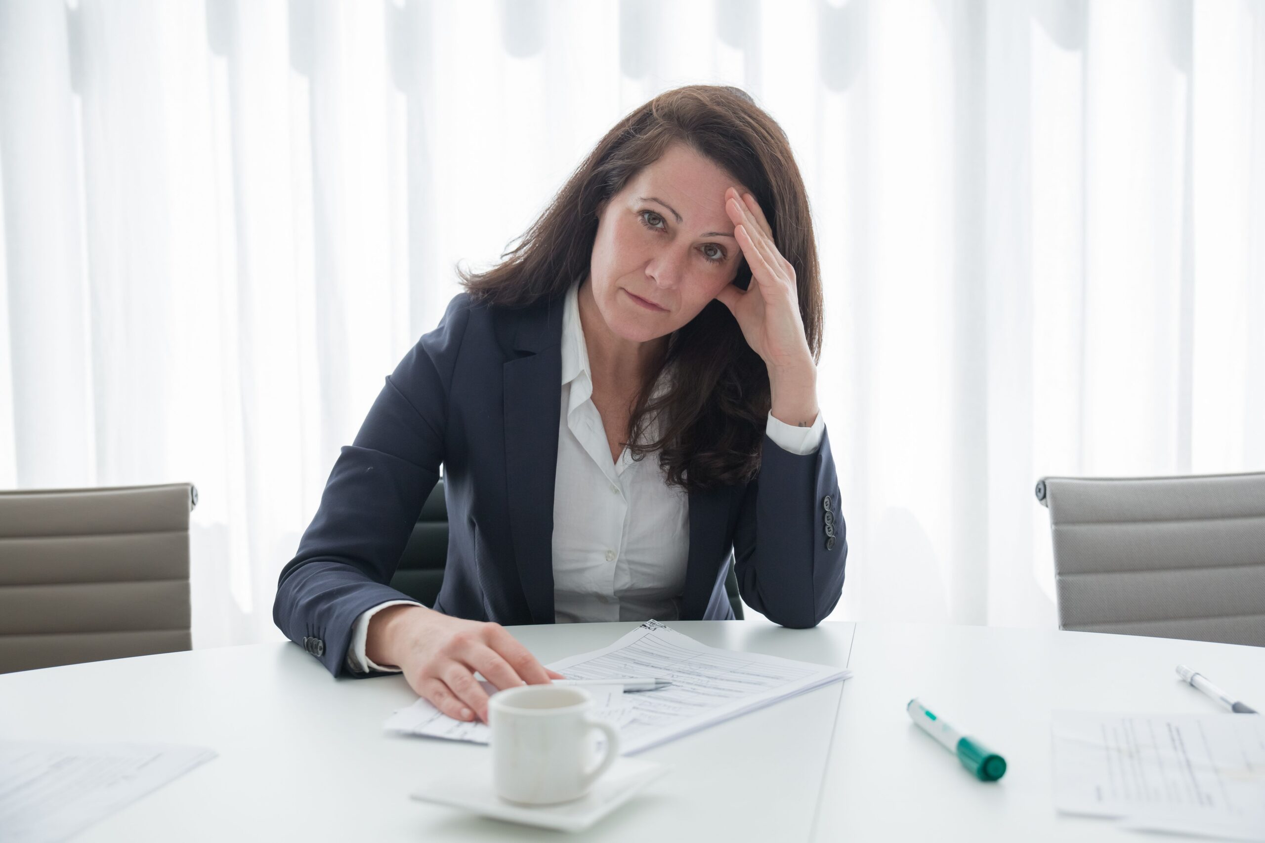 photo illustrant une femme pensive après avoir vécu un évènement difficile